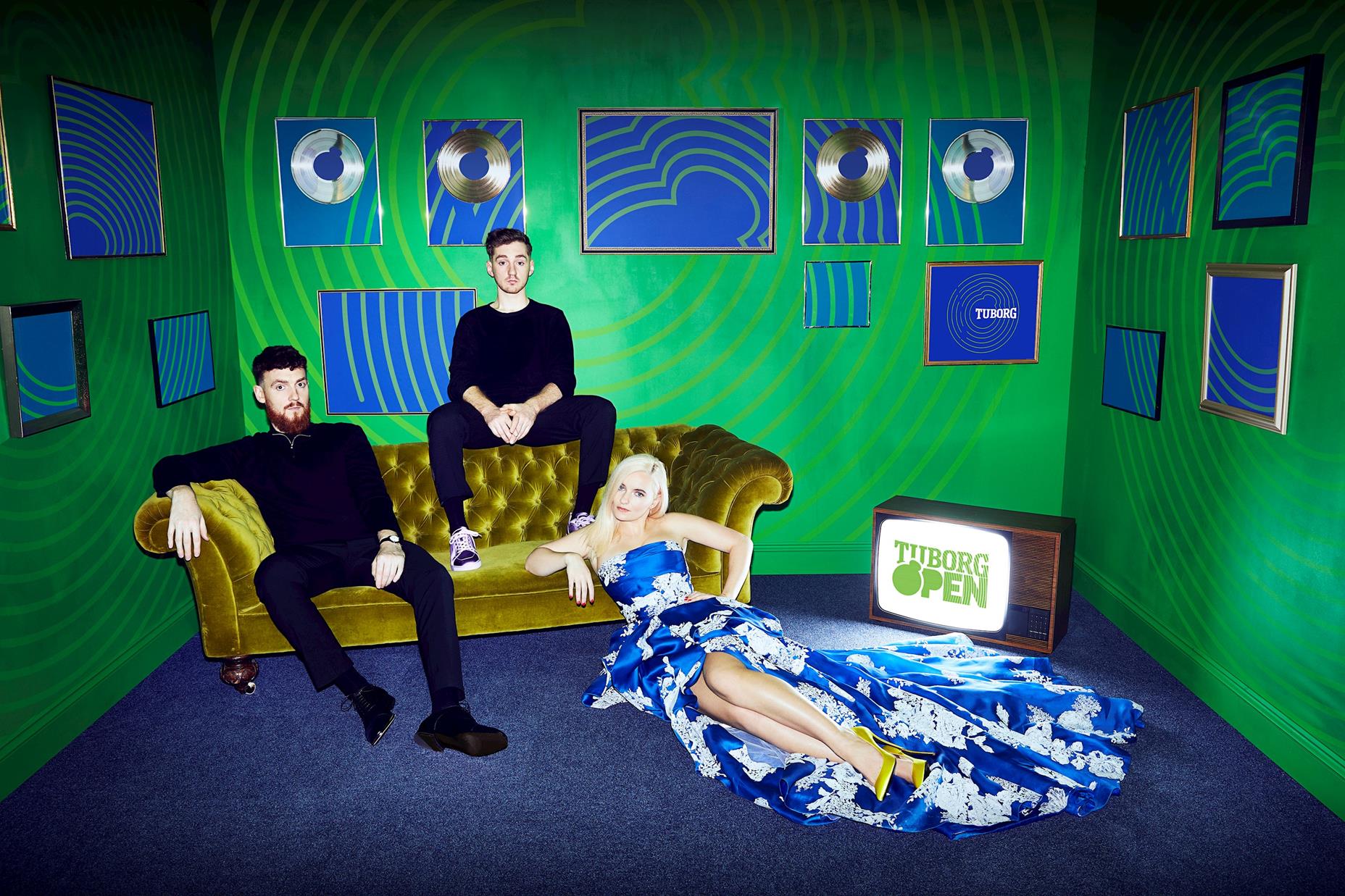 clean bandit 在沙发上的合影
